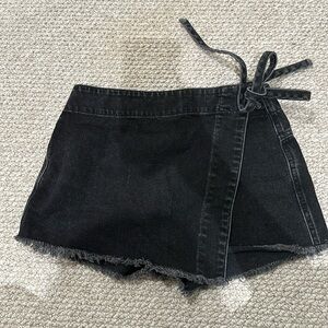 Free People Emmy Denim Skirt in Black!